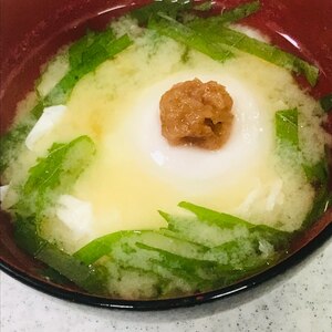 落とし卵のお味噌汁(梅肉・青じそ添え)
